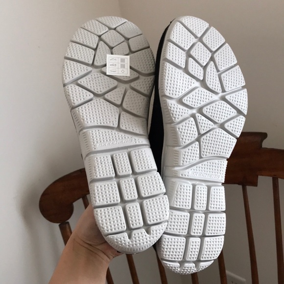 Skechers black and white shoes - Picture 6 of 6